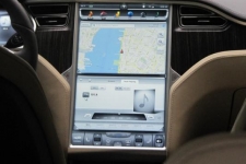 拥有17寸液晶屏 美国Model S车主在车内上网看什么？