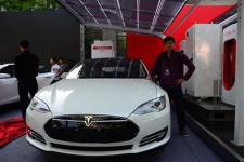 等待近半年 马斯克向首批Model S中国车主交钥匙