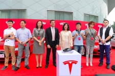 特斯拉向成都车主交付Model S 全国启用16座超级充电站