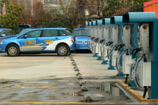西安高新区首期百个电动汽车充电桩通过验收