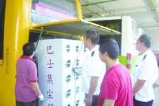 青岛公交首创"纯电动车集尘箱" 可避免二次污染