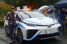 丰田章男驾驶丰田全新燃料电池车亮相拉力赛