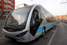 北京现18米长新型电动公交车 近期将上路运营