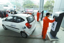 中国电动汽车充电桩已达2.8万个 标准化仍未完成