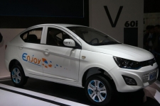 雷丁锂电版V60i亮相山东国际新能源汽车展
