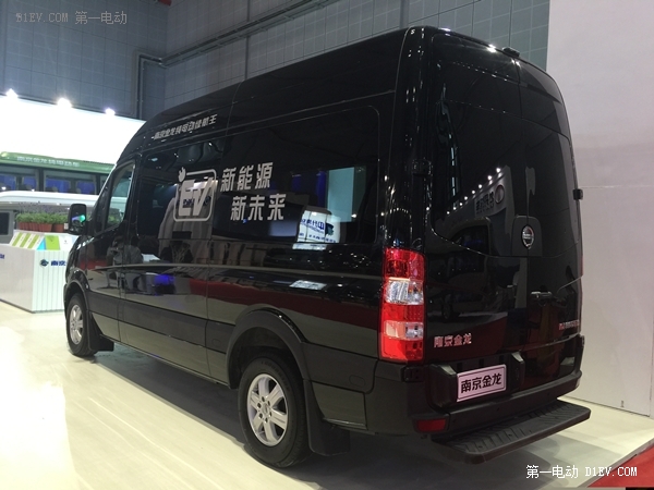 430公里长续航新标杆 南京金龙D11纯电动商务车亮相上海车展