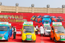 丽驰电动汽车轰动陵城 参加2015现代生活方式展