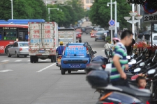  广西梧州微型电动汽车"无需驾照且包上牌"?