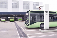 ABB电动公交车自动快充系统：充电4-6分钟，运行一整天