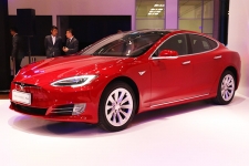特斯拉新Model S中国首次亮相 2.9秒破百还能防雾霾