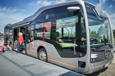 奔驰自动驾驶公交车 已在荷兰上路测试