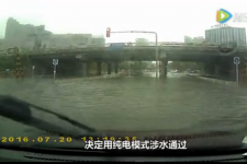 比亚迪唐车主北京暴雨中纯电涉水，偶遇趴窝的保时捷