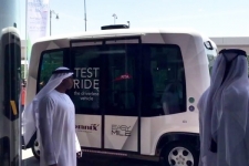 EZ10在迪拜上路 土豪们普遍表示愿意购买无人车