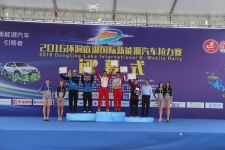 众泰云100S加冕环洞庭湖国际新能源拉力赛冠军  为湘籍奥运冠军赠车