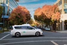 谷歌FCA打造的100辆自动驾驶minivan就绪 明年初将开始上路测试