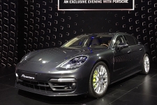 Panamera 4 E-Hybrid行政加长版首发 售143.80万元