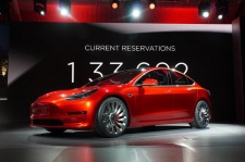 马斯克重新定位Model 3：降低门槛，并非迭代，Model S仍是正宫