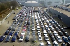 荷兰人民真会玩 746辆电动汽车聚会游行创吉尼斯纪录