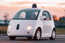 谷歌甘做无人驾驶车供应商： 和传统车企抢夺话语权