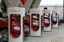 特斯拉宣布恢复电动汽车终身免费充电服务