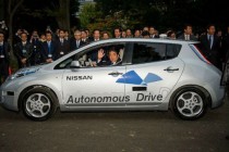日本首相安倍晋三试乘日产聆风自动驾驶车