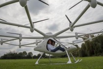 世界首架电动直升机完成载人飞行 可自动驾驶