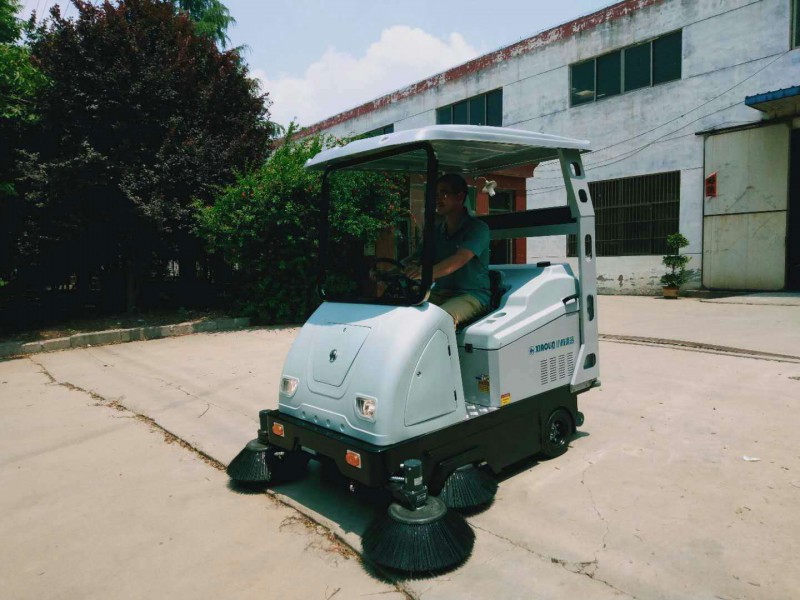 XLS-1750型驾驶式电动清扫车 吸扫一体清扫车